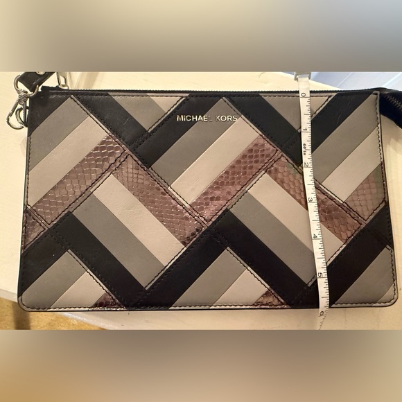 Michael Kors Daniela Large Marquetry Patchwork Leather Wristlet EUC - Picture 7 of 11